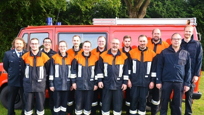 Zufriedene Gesichter nach der sehr erfolgreichen Leistungsprüfung. Re. vorne Kreisbrandmeister Marco Weiß, re hinten Schiedsrichter Christoph Erras, li. vorne Kommandant Christian Lenk und 3 v. li. Schiedsrichter Horst Kellner.  (Bild: Fritz Dietl)
