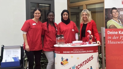 Der Infostand vom Caritas-Haus St. Barbara (Bild: Marina Fink)