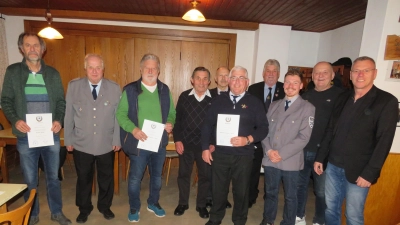 Vorsitzender Erwin Schraml (2.v.links) überreichte die Urkunden an die Geehrten. Bürgermeister Reinhard Sollfrank (rechts) und Kreisvorsitzender Manfred Zettl (6. von rechts) gratulierten. (Bild: Johann Adam)
