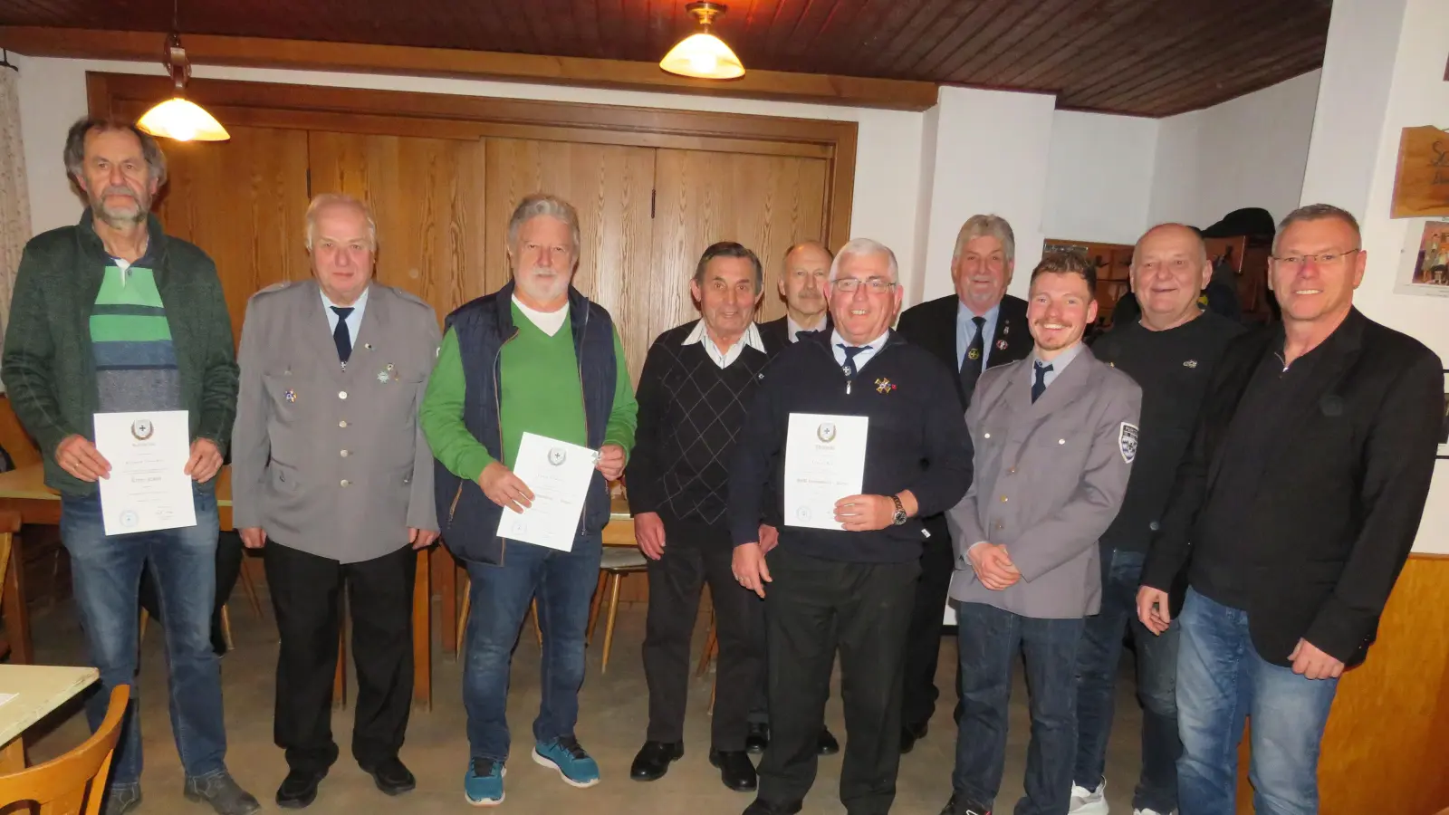 Vorsitzender Erwin Schraml (2.v.links) überreichte die Urkunden an die Geehrten. Bürgermeister Reinhard Sollfrank (rechts) und Kreisvorsitzender Manfred Zettl (6. von rechts) gratulierten. (Bild: Johann Adam)