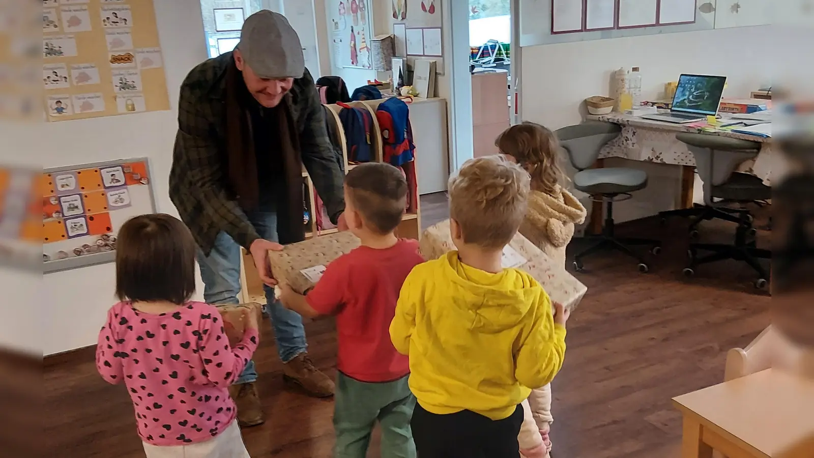 Die Kinder waren sehr stolz auf ihre bunten, selbst gepackten Päckchen. (Bild: Carina Sommer)