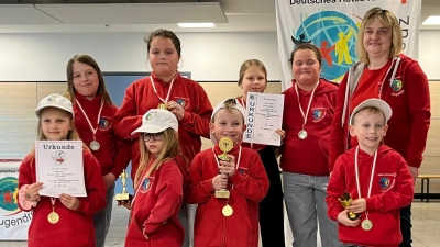 Die Sieger Bambinis Verena, Lea, Jannik, Jonas und die Stufe 1 Franziska, Martha, Mia, Marleen zusammen mit ihrer Gruppenleiterin Renate Schönberger. (Bild: Renate Schönberger)