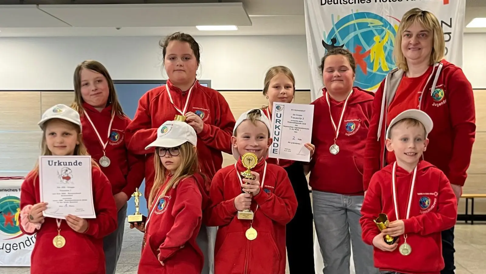 Die Sieger Bambinis Verena, Lea, Jannik, Jonas und die Stufe 1 Franziska, Martha, Mia, Marleen zusammen mit ihrer Gruppenleiterin Renate Schönberger. (Bild: Renate Schönberger)