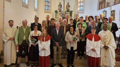 Voller Dankbarkeit feiert Pater Joy (rechts) zusammen mit 12 Ehepaaren aus der Pfarreiengemeinschaft den Ehejubiläumsgottesdienst in Nagel. (Bild: Katharina Schindler)
