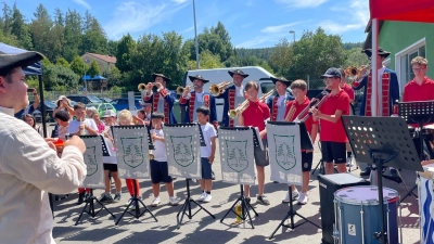 Die „Königlichen Fanfarenbläser und Hoftrommler“ begrüßten das Publikum beim Familiennachmittag des Spielmannszugs Oberviechtach. (Bild:  Ingrid Biegerl)