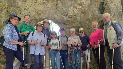 Wandergruppe des OWV Nabburg vor dem Türkenfels, gelegen am Orchideenweg im Birgland. (Bild: Hans Rachwalik)