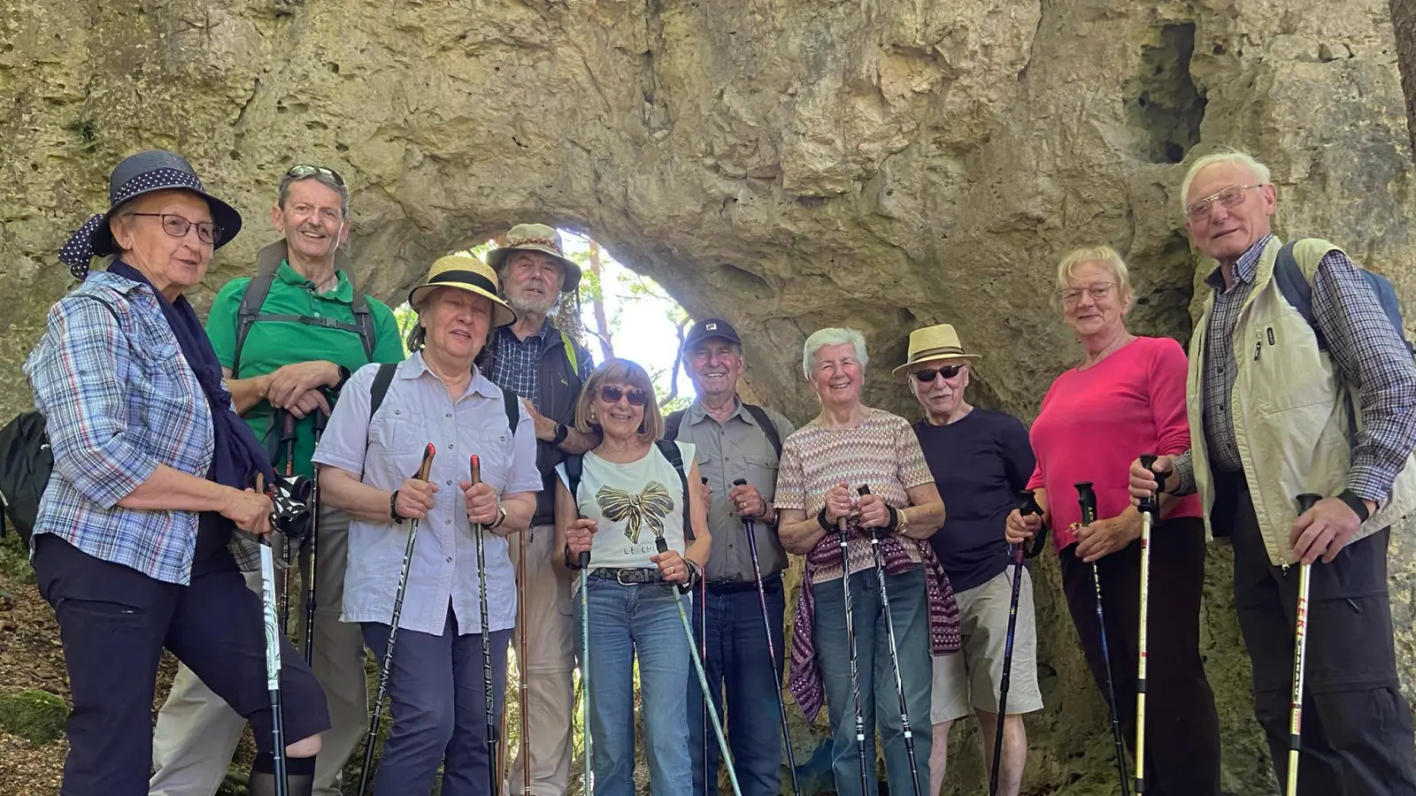 Wandergruppe des OWV Nabburg vor dem Türkenfels, gelegen am Orchideenweg im Birgland. (Bild: Hans Rachwalik)