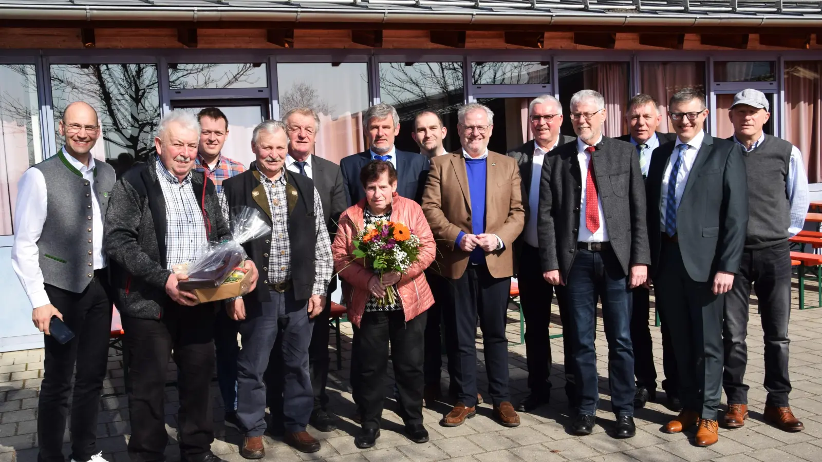 Die Geehrten vom Rinderzuchtverband mit Grußwortrednern und Ehrengästen. (Bild: Rudi Traxinger)