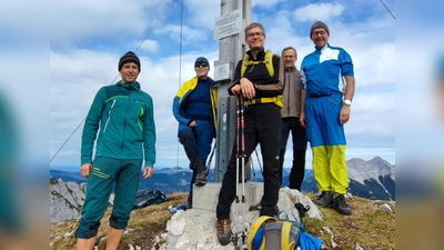 Markus Prechtl, Wolfgang Röder, Sven Hackl, Bernhard Goldmann und Tourenführer Rainer Rahn (von links) auf dem 2.075 Meter hohen Gipfel des Vorderen Unnütz (Bild: Rainer Rahn)