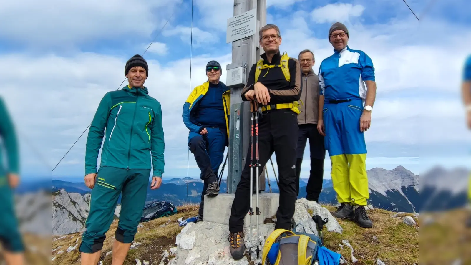 Markus Prechtl, Wolfgang Röder, Sven Hackl, Bernhard Goldmann und Tourenführer Rainer Rahn (von links) auf dem 2.075 Meter hohen Gipfel des Vorderen Unnütz (Bild: Rainer Rahn)