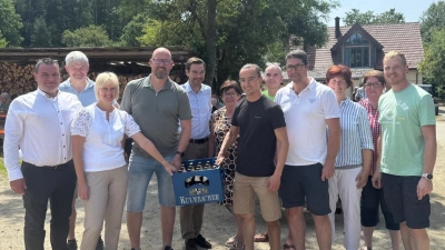 Unter unparteiischer Aufsicht von CSU Kreisvorsitzendem Dr. Stephan Oetzinger, MdL übergab der CSU Ortsverband Störnstein einen Kasten Bier zur Begleichung seiner Wettschulden an die Parteifreunde aus der Kreisstadt. (Bild: Regina Reinl)
