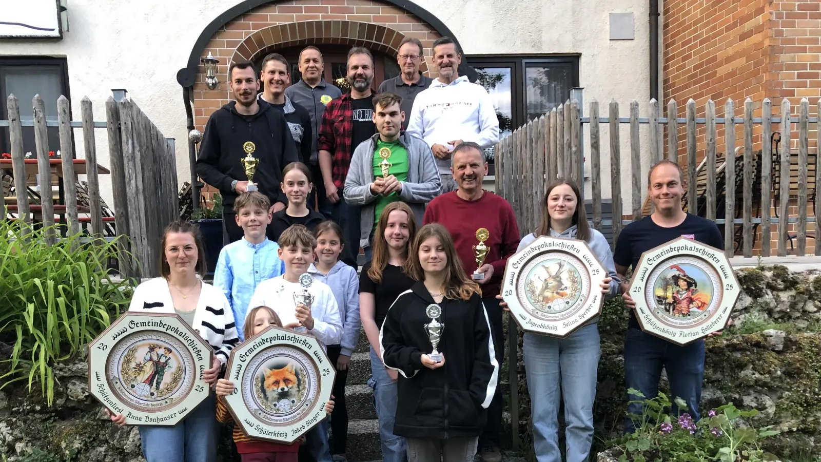 Die neue Bürgerregentschaft und Preisträger des Gemeinde-Pokalschießens mit Bürgermeister Roman Berr (oben rechts)  (Bild: Pauline Regler)