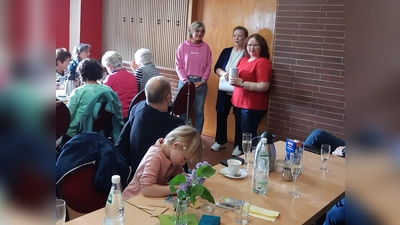 Spendenübergabe durch Birgit Vogel an Christine Schwepesch und Manuela Landgraf (von rechts)  (Bild: Barbara Bannert)