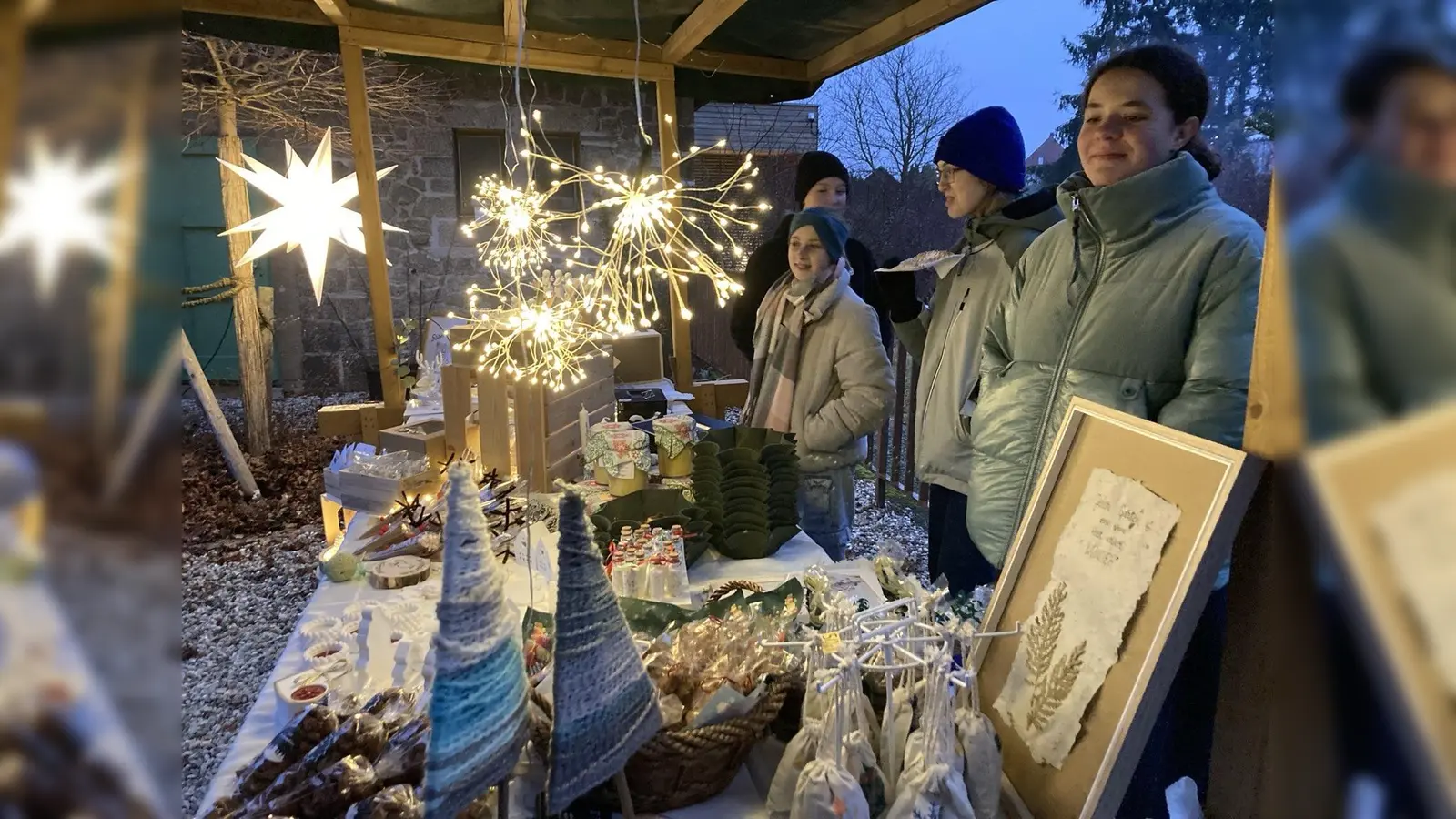 Die Bahnhofskrähen am Verkaufsstand (Bild: Andrea Kostka)