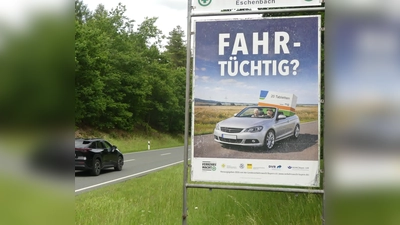 Die Gebietsverkehrswacht Eschenbach ist auch an der Plakatierung an den Bundesstraßen 299 und 470 beteiligt.  (Bild: Walther Hermann)