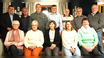 Neue Vorstandschaft: (stehend 4. von links): der neue Vorsitzende Hemut Ibler, der bisherige Vorsitzende Wolfgang Stowasser (stehend rechts) und Bürgermeister Dieter Dehling (stehend links). (Bild: Norbert Weis)