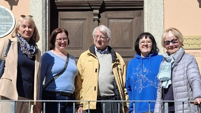 Mitte Prof. Dr. med. Lindner, links die beiden Töchter, rechts Ehefrau, zweite von rechts Liane Preininger (Bild: Pauline Bäumler)