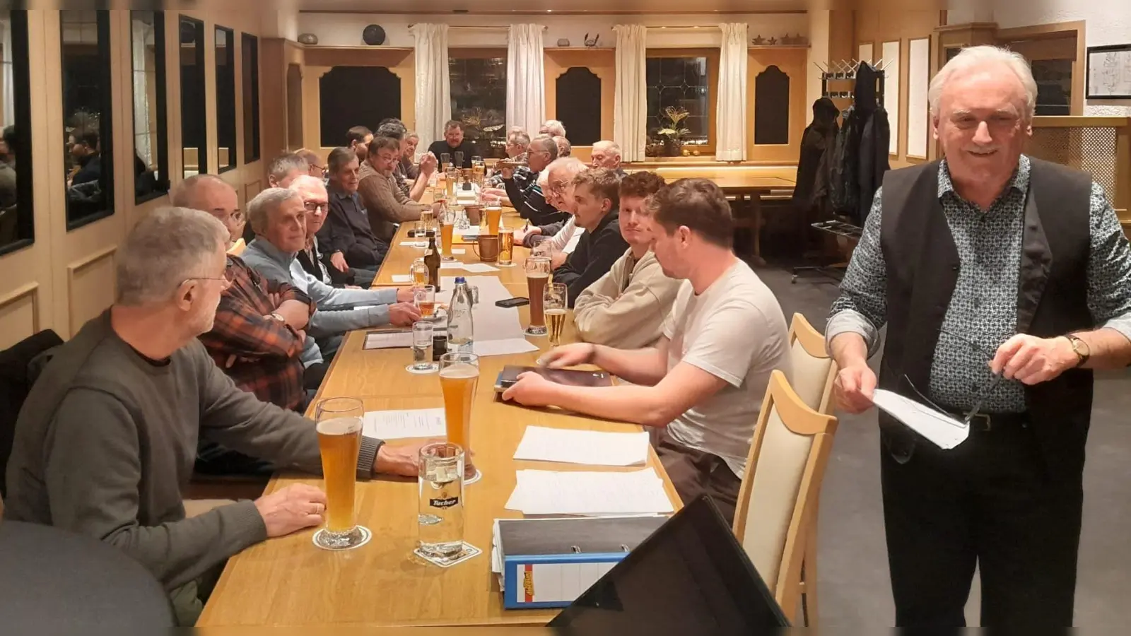 Jahreshauptversammlung MGV Högen. Vorstand Hans-Werner Haas rechts im Bildvordergrund. (Bild: René Rausch )