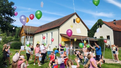 Das fröhliche Treiben auf der Spielwiese hinterm Schützenheim endete mit dem Luftballonsteigen. (Bild: Siegfried Bock)
