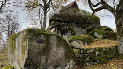 Als magische und geschichtsträchtige Orte im Flosser Amt bezeichnet Reinhold Seiz künftigen Haltgestellen der Wegstrecke, wie hier der Haselstein. (Bild: Reinhold Seiz)