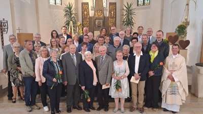 Bildunterschrift: Pfarrer Thomas Kohlhepp mit den Ehejubelpaaren, die vor vielen Jahren Ja vor Gott gesagt haben, wie Maria und Martin Kummer vor 65 Jahren (vorne Mitte) (Bild: Priska Hofmann)