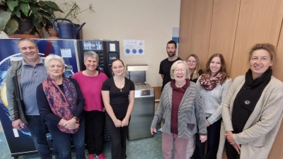 Mitglieder der SMV, des Elternbeirats sowie des Fördervereins nehmen den neuen Wasserspender zusammen mit dem Hausmeister und der Schulleitung in Betrieb. (Bild: Matthias Sitzmann)