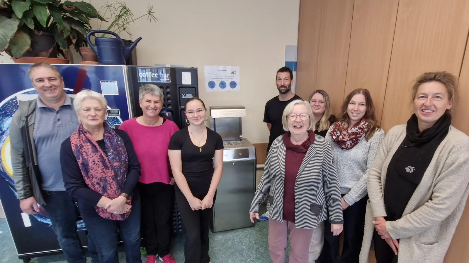 Mitglieder der SMV, des Elternbeirats sowie des Fördervereins nehmen den neuen Wasserspender zusammen mit dem Hausmeister und der Schulleitung in Betrieb. (Bild: Matthias Sitzmann)