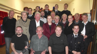 Eine außerordentliche große Anzahl von Stadträten besuchten die Jahreshauptversammlung der Muglhofer Feuerwehr. Sie gratulierten zusammen mit der Wehrführung allen Geehrten. (Bild: Robert Ronke)