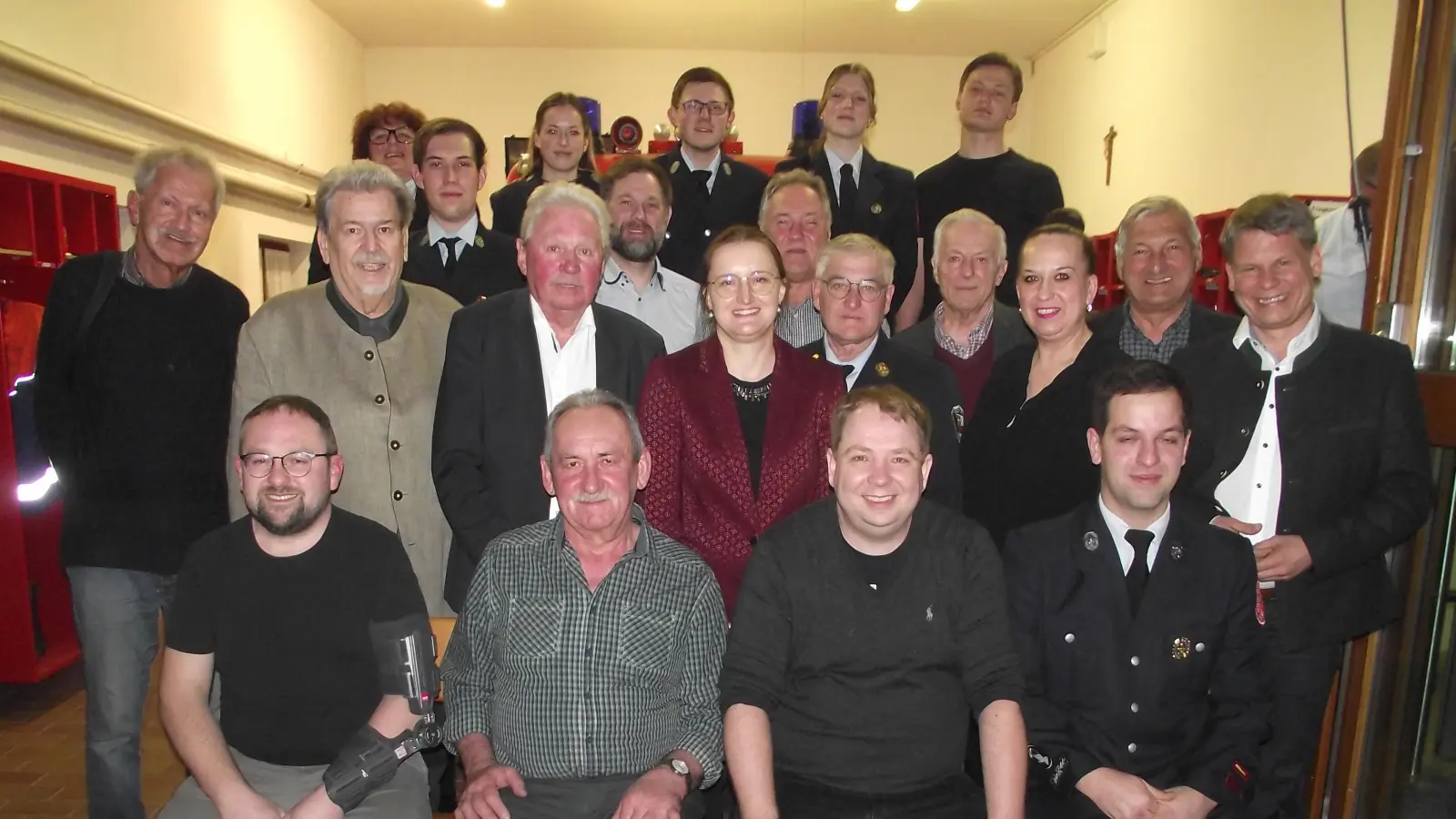 Eine außerordentliche große Anzahl von Stadträten besuchten die Jahreshauptversammlung der Muglhofer Feuerwehr. Sie gratulierten zusammen mit der Wehrführung allen Geehrten. (Bild: Robert Ronke)