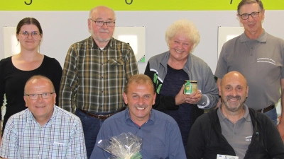 Die Rundenwettkampfleiter Elena Schraml und Reinhard Schwarz (stehend, von links) mit den erfolgreichen Schützen (sitzend, von links) Hubert Wildenauer, Volkmar Sirtl und Andreas Wittmann sowie Tatjana Mathes (Zweite von rechts) und Gaukönig Manfred Kraus (rechts). (Bild: Michael Gerschau/exb)
