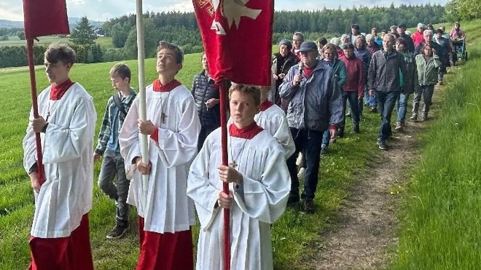 Gläubige aus der Pfarrei Ebnath auf dem Weg zum Kalvarienberg.  (Bild: Josef Söllner)