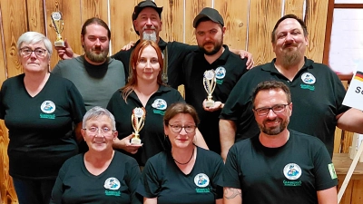 Die Teilnehmer des SC Latsch freuten sich bei der 24. Schnupfweltmeisterschaft in Nandlstadt über starke Platzierungen. Sitzend von links: Uschi Straka, Bettina Ochs und Vorsitzender Markus Pschierer. Stehend von links: Karola Meier, Fabian Panzer, Tamara Behr, Martin Reindl, Mathias Behr und Andreas Straka. (Bild: Günther Magerl)