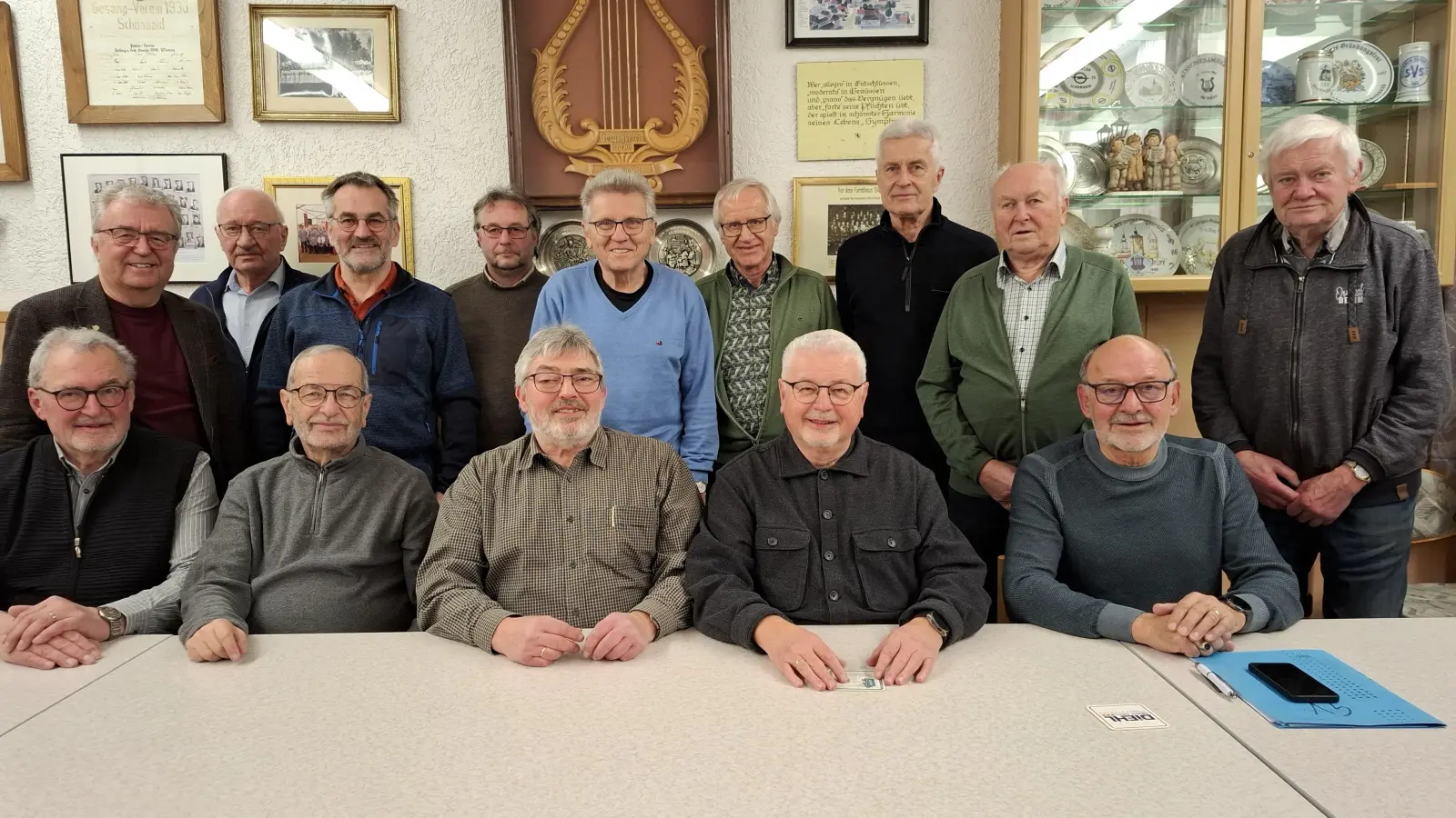 Vorstand, Vereinsausschuss und Gäste unten von links nach rechts: 2.Vorst. Kurt Kasseckert, Schatzmeister Klaus Steffenhagen, 1.Vorst. Martin Worf, Schriftführer Gerhard Lang, Chorleiter Gottfried Hoffmann. Hinten: Bürgerm. Toni Dutz, Manfred Herold, Gruppenvorsitzender Stefan Werner, Ralf Strobl, Gerhard Zimmermann, Hubert Fischer, Franz Erlacher, Heinrich Weber und Erich Trottmann (Bild: Gerhard Lang)