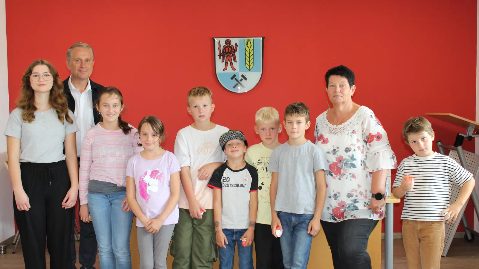 Bild: Heike Klober<br>Bildunterschrift: Von links: Ferienjobberin Alyssa Lausch, Erster Bürgermeister Hermann Böhm, Mitarbeiterin der Mittagsbetreuung Marion Singerer und die Kinder der Ferienbetreuung im Trauzimmer der Gemeinde Poppenricht. (Bild: Heike Klober)