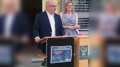 Bei der Eröffnung der 2. Ausstellung Hirschauer Künstler stellte Stadtrat Dieter Kohl (links) als Laudator die elf ausstellenden Künstlerinnen und Künstler und die Schwerpunkte ihrer künstlerischen Arbeit vor. Rechts: Bürgermeisterin Beate Dietrich, die Schirmherrin der Ausstellung. (Bild: Nicole Kunze)