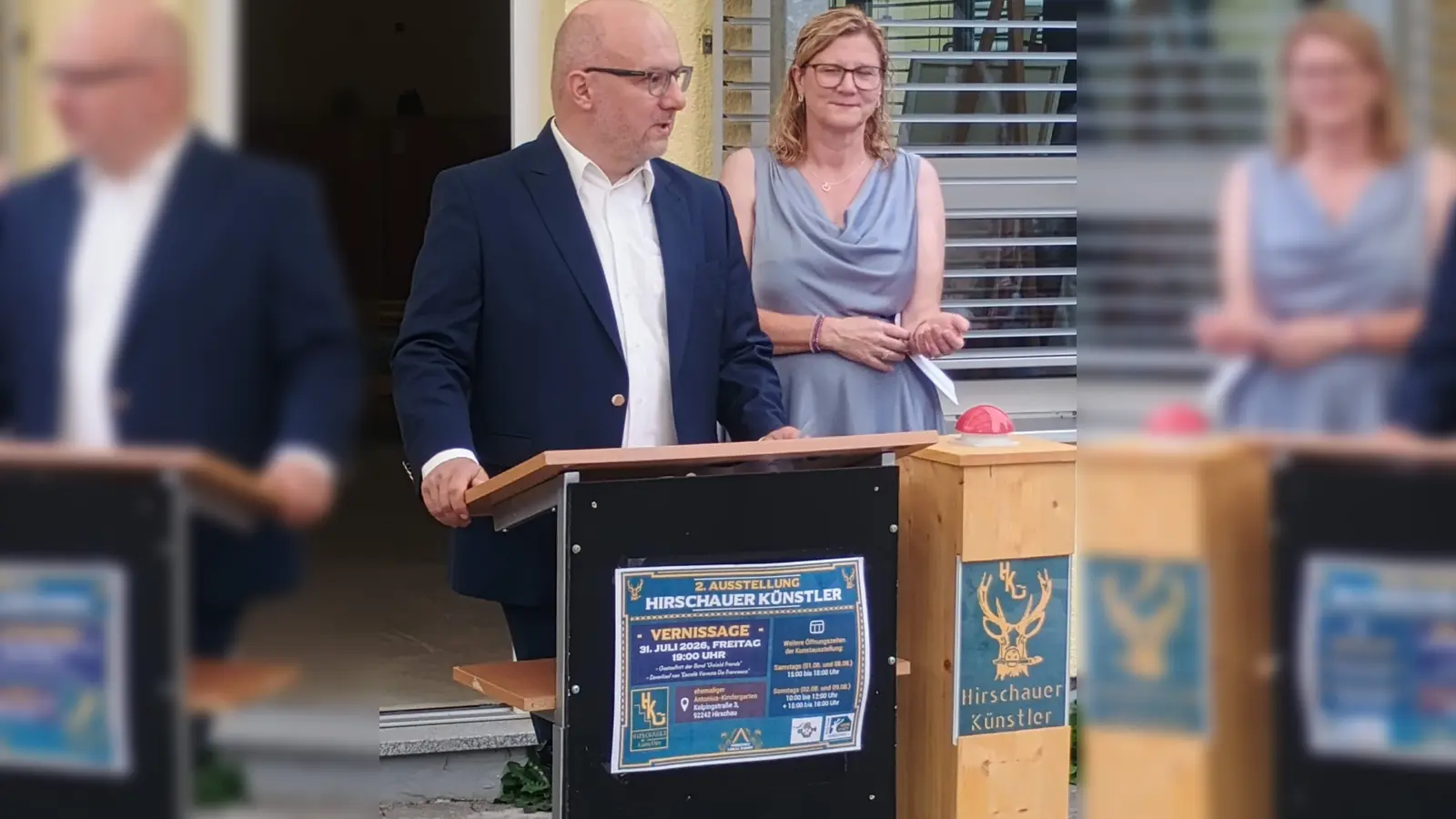 Bei der Eröffnung der 2. Ausstellung Hirschauer Künstler stellte Stadtrat Dieter Kohl (links) als Laudator die elf ausstellenden Künstlerinnen und Künstler und die Schwerpunkte ihrer künstlerischen Arbeit vor. Rechts: Bürgermeisterin Beate Dietrich, die Schirmherrin der Ausstellung. (Bild: Nicole Kunze)