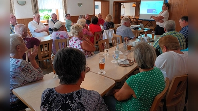 VdK-Mitglieder lauschen den Ausführungen von Kriminaloberkommissarin Christina Franz  (Bild: Gerda Stollner)