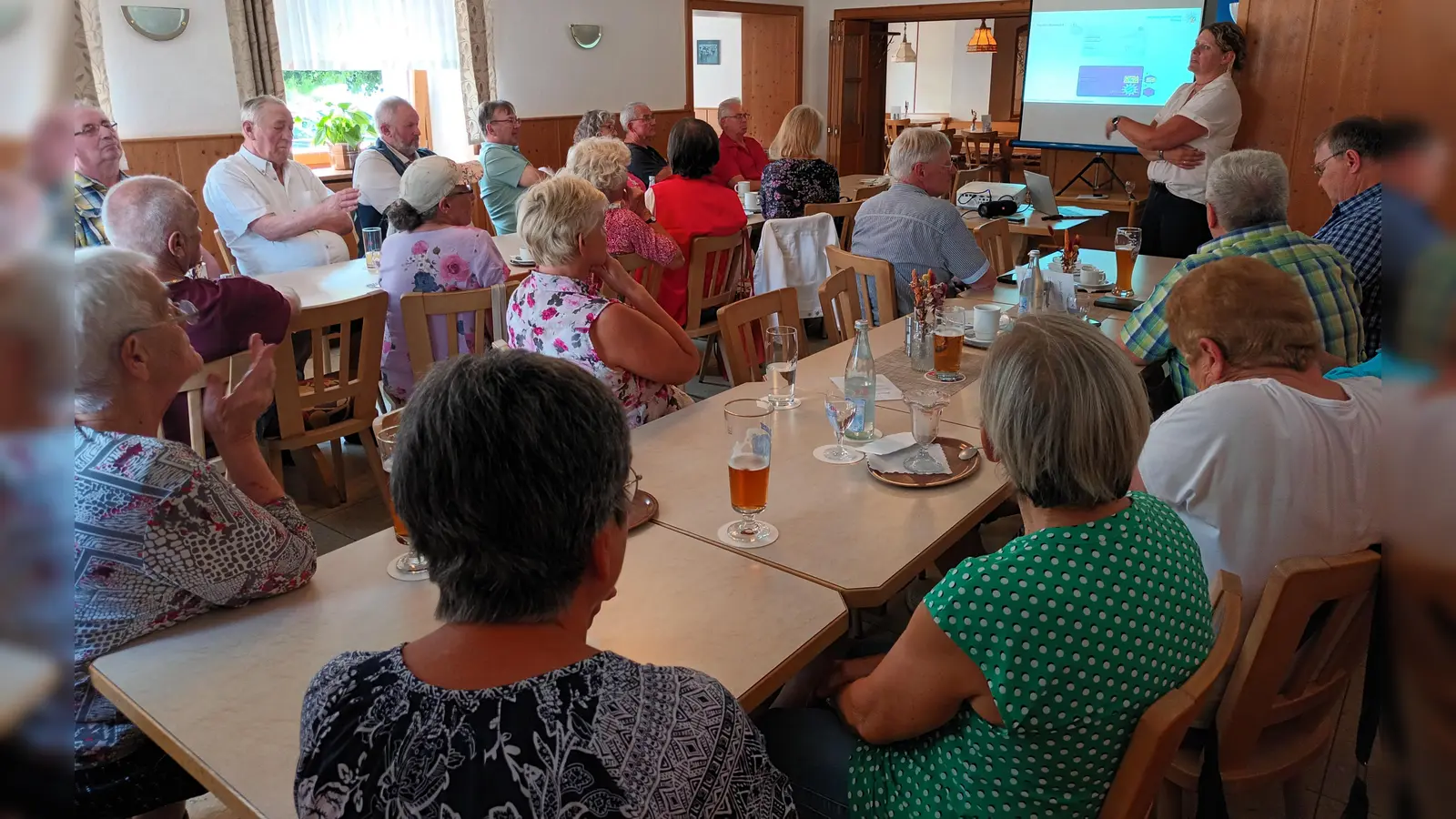 VdK-Mitglieder lauschen den Ausführungen von Kriminaloberkommissarin Christina Franz  (Bild: Gerda Stollner)