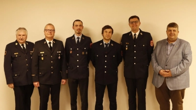 KBI Hans Sperber, KBR Christof Strobl, 3. Kommandant Tobias Fleghel, 2. Kommandant Julian Donath, 1. Kommandant Thorsten Jobst, Bürgermeister Dieter Dehling (von links)  (Bild: Nico Herbst)