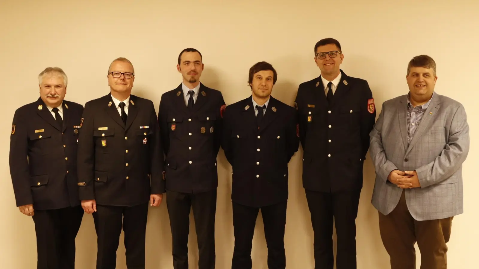 KBI Hans Sperber, KBR Christof Strobl, 3. Kommandant Tobias Fleghel, 2. Kommandant Julian Donath, 1. Kommandant Thorsten Jobst, Bürgermeister Dieter Dehling (von links)  (Bild: Nico Herbst)