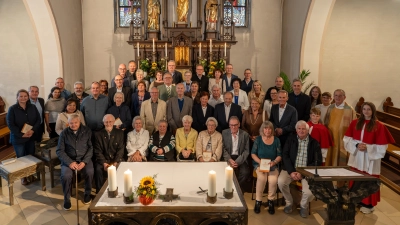 Die Ehejubilare zusammen mit Pfarrer Berthold Heller, den Ministranten sowie den beiden PGR-Sprechern (Bild: Alfred Bäumler)