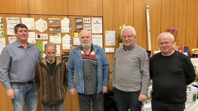 CSU-Vorsitzender Michael Hammer vergibt die Preise an Konrad Hörl, Herbert Bäuml, Albert Gruber und Martin Reichelt (von links). (Bild: Josef Hammer)