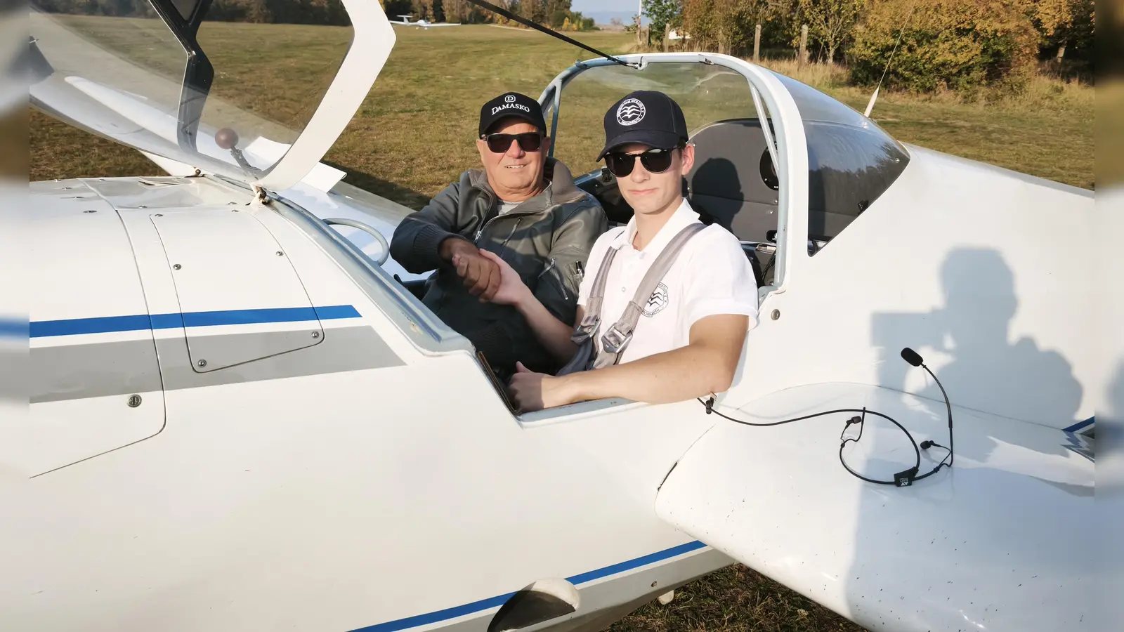 Handschlag nach bestandener Prüfung: Prüfer Franz Klimt (links) gratuliert Felix Schmidkonz im Cockpit zur frisch erworbenen Pilotenlizenz. (Bild: Gerald Kopf)