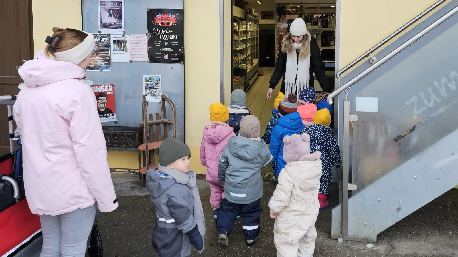 „Waldnaabzwerge” besuchen den Kramer in Falkenberg (Bild: Tanja Ruckdäschel)