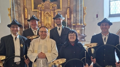 Die Kaibitzer Schloßbläser mit Pfarrer Markus Bruckner. (Bild: Johannes Eibisch)