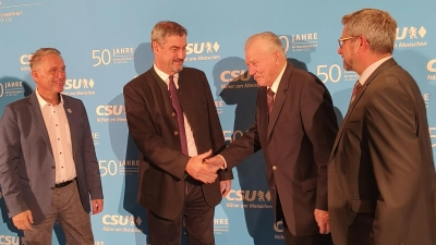 Von links: Hermann Böhm, Ministerpräsident Markus Söder, Josef Weiß und Konrad Scharl – ein Moment sichtbarer Freude und berechtigten Stolzes bei der Ehrung zum 50-jährigen CSU-Jubiläum.<br> (Bild: Sarah Dehling)