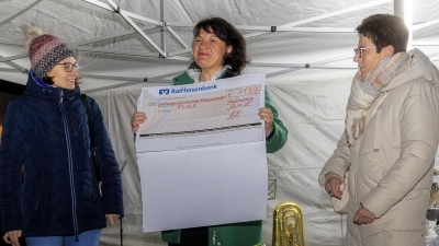 Barbara Gerl (Bild-Mitte) überreicht stellvertretend für den Musikverein und Kirchenchor die Spende an die Vertreter von FLIKA, Margit Meier (rechts im Bild) und Dr. med. Birgit Prey (links im Bild). (Bild: Reinhard Fraunholz)