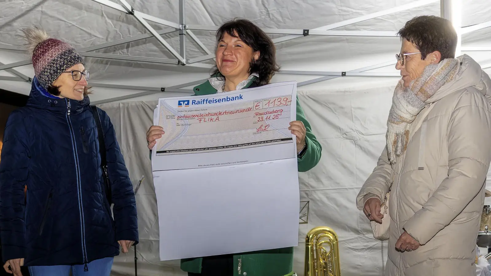 Barbara Gerl (Bild-Mitte) überreicht stellvertretend für den Musikverein und Kirchenchor die Spende an die Vertreter von FLIKA, Margit Meier (rechts im Bild) und Dr. med. Birgit Prey (links im Bild). (Bild: Reinhard Fraunholz)