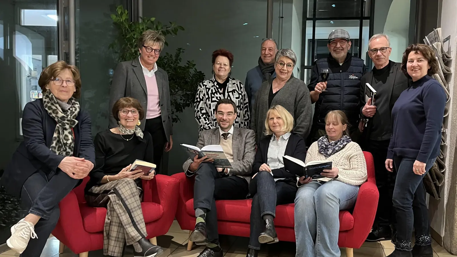 Die Vorstandschaft von Pro Libris mit den Vorsitzenden Stephan Oetzinger (vorne, Dritter von rechts) und Ruth Neumann (vorne, Zweite von rechts) testen die neuen Möbel im Lesecafé der Regionalbibliothek. Der Förderverein unterstützt die Einrichtung mit der Anschaffung weiterer Tische und Stühle. (Bild: Viola Vogelsang-Reichl)