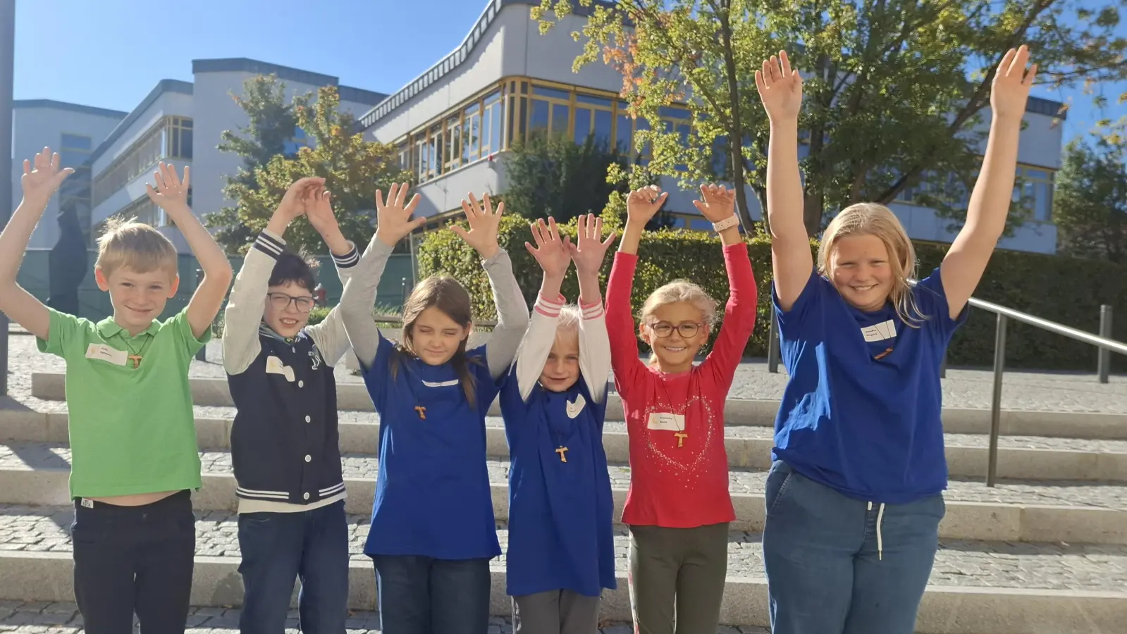 Die sechs Ministrantinnen und Ministranten aus der Pfarreiengemeinschaft Freihung-Großschönbrunn. (Bild: Stephanie Lederer)